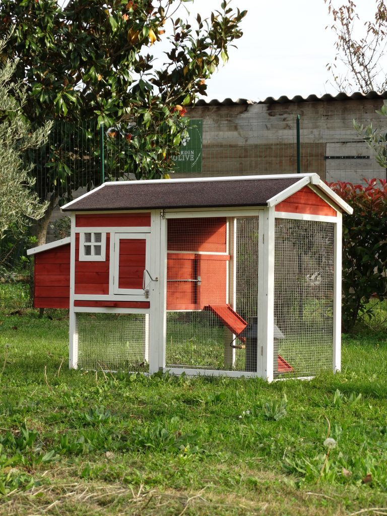 Petit poulailler en bois rouge et blanc à la vente au Jardin d'Olive, entre Orange et Caderousse