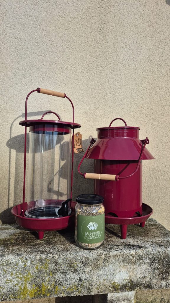 Ensemble abreuvoir et mangeoire design en métal rouge au Jardin d'Olive, accessoires premium pour poules à Caderousse